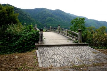 <p>Bridge over a lake near the station</p>