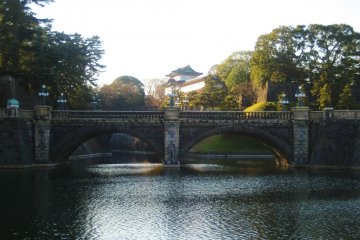 A fleeting glimpse of the palace itself from the plaza