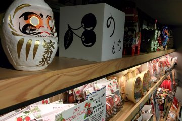 <p>Dry tochiotome and a&nbsp;daruma doll</p>