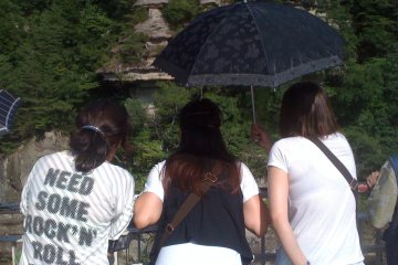 <p>My friends were brave enough to look out over the edge&nbsp;</p>