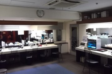 <p>The preening and drying area by the mens' bathroom</p>