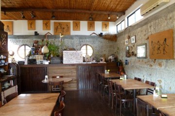The interior shows the beauty of Ohya-ishi and is decorated with lovely Southeast Asian art and artifacts