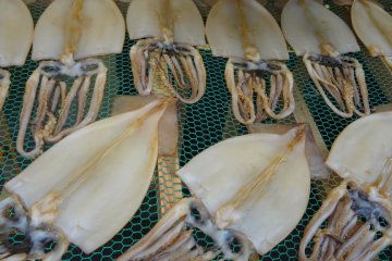 Hakone-yumoto is close to both the sea and mountains, so its many shops carry an abundance of seafood and mountain products. Dried fish and dried seaweed are notable examples.