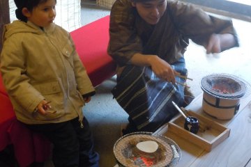 During the colder months, senbei&nbsp;(rice cracker) toasting is an attractive experience. You can buy a whole bag of rice crackers from a supermarket or convenience store for the same price, but here, you get to hover over a little fire encompassed by a mouthwatering aroma,&nbsp;brushing your cracker with soy sauce, and&nbsp;watching&nbsp;it bubble up