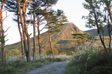 Mt. Karakuni&nbsp;seen from between&nbsp;Rokukannon&nbsp;Pond and Fudou Pond