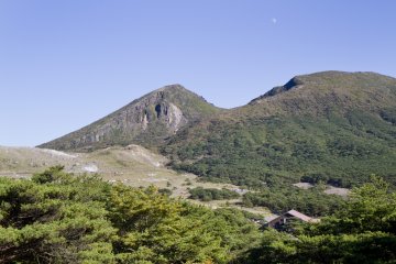 <p>A clearing allows for an excellent view of barren Mt. Io (left) and Mt. Karakuni&nbsp;(right)</p>
