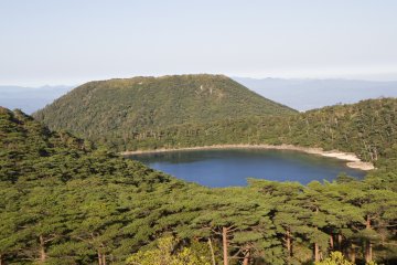 <p>The trail leads this way, ahead to Rokukannon Pond and the flat top of Mt. Koshiki</p>