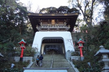 This white gate was created with the image of the Dragon Palace in mind.