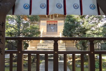 Okutsu-no-miya Shrine. Notice the Hojo family triangle mark on the white banners.