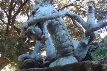 You will see many dragons adorning the shrine’s premises.