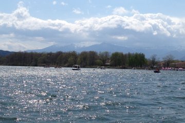 Pemandangan Gunung Zao dari perahu