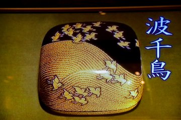 <p>Sample of maki-e technique</p>