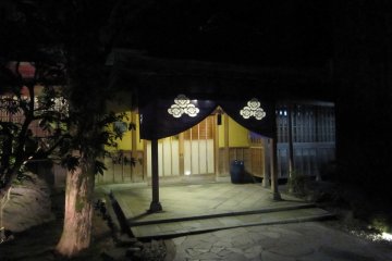 <p>Entrance of the main restaurant, 'Kaika-Tei', which is next to the annex, 'Kaika-Tei sou・an'. The party of the International Conference of APEC was held here</p>