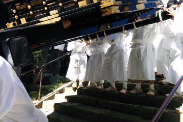 <p>Movement is all by feet.&nbsp;</p>