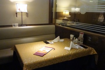 All tables are in booths that are separated and surrounded by glass partitions. This creates a cozy, comfortable atmosphere.