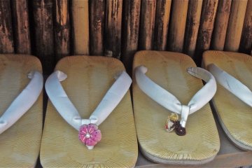Egara-tenjin is adorned with plum blossom decorations: the wooden gate, welcome banners for ceremonies, paper lanterns, a purification basin, a red wooden table on which offerings are placed, Japanese sandals for the shrine’s priests, and so on.