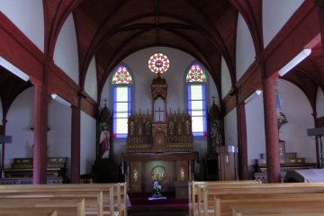 Tampilan altar dari pintu masuk Gereja Ebukuro