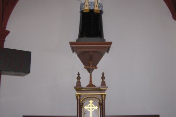 Altar lain di sebelah kiri, terletak di dalam gereja
