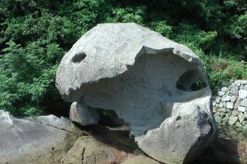 Le rocher Kabuto (casque) à Arikawa 