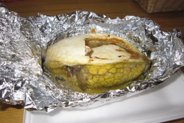 La spécialité des îles Goto : le 'Hako Fugu(le poisson-globe en forme de boîte)'. Il est farci au miso et cuit  au four. C'est un plat délicieux qui se marie bien avec le saké japonais.