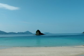 Une jolie plage déserte près d'Akao. Même les habitants ne connaissent pas son nom. J'ai visité cet endroit à la fin août, la saison haute pour les voyages, mais il n'y avait aucun touriste!