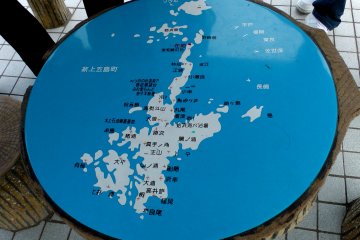 Carte touristique de l'île de Kamigoto dans le phare de Tsuwazaki. Les croix rouges indiquent l'emplacement des 29 églises de l'île