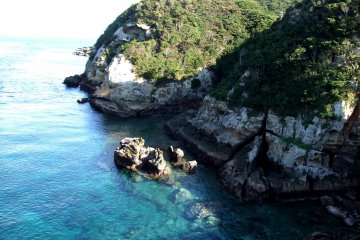 La falaise près du pont Kashiragashima. L'église de Kashiragashima se trouve près de là.