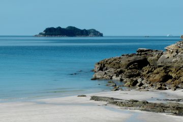 Une plage déserte. Si vous apportez votre tente pour camper ici, vous aurez la plage pour vous tout(e) seul(e)! 