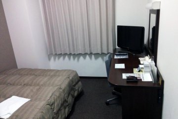 <p>Rooms are simple and have the expected TV, heating, phone, etc. However there is also a desk, making this hotel a great option for business people.&nbsp;</p>