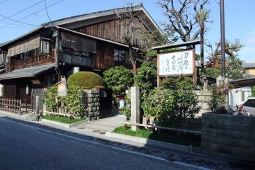 It looks very old, but the original inn was burnt down during the Battle of Toba-Fushimi, which was fought between the&nbsp;Tokugawa Shogunate and the Revolutionary Hans in 1868