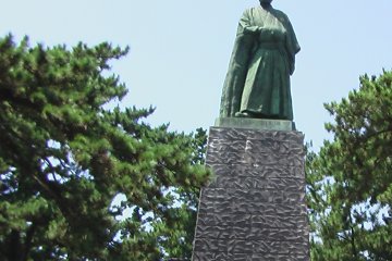 <p>Statue of Ryoma Sakamoto on Katsurahama Beach in Kochi</p>