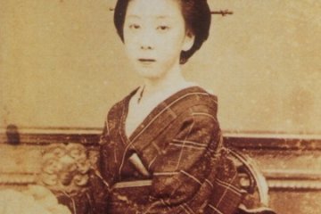 <p>Ryoma's wife, Oryo. Very beautiful lady. She ran to Ryoma naked to inform him the coming danger when over 100 policemen surrounded Teradaya Inn to capture Ryoma</p>