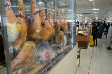 <p>Prosciutto. Just a little bit</p>