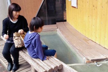 <p>There are two foot baths you can use for free in front of the station.&nbsp;</p>