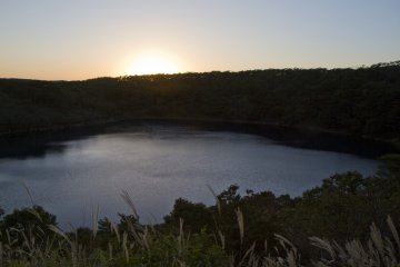Danau Fudo saat matahari terbenam