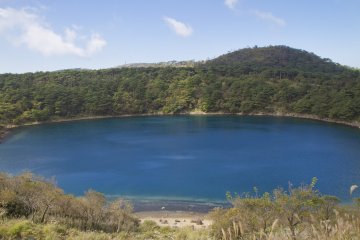 Danau Fudo pada hari yang hangat dan cerah dengan gunung Shiratori sebagai latar belakang