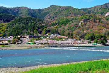 Tepian sungai, Nakanoshima terlihat dari sisi yang berlawanan