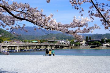 Jembatan Togetsukyo dari tepi sungai Nakanoshima