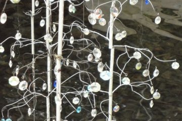 <p>160,000 drops of crystal glass hang on a 9-meter arched flame</p>
