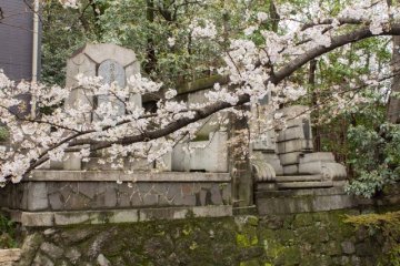 <p>Monument &agrave; la m&eacute;moire de&nbsp;Ōmura Masujirō et&nbsp;Sakuma Shōzan, qui furent assassin&eacute;s ici</p>