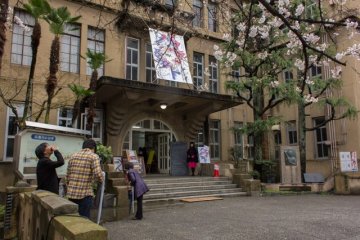 <p>C'est sur ce site qu'eut lieu, en 1897, la toute premi&egrave;re projection cin&eacute;matographique au Japon, par Inabata Katsutaro&nbsp;(稲畑勝太郎 1862-1949)</p>