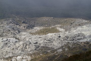 A mi-chemin du sommet, belle vue sur le Mont Io, avec de l'herbe verte au centre 
