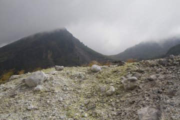 Le Mont Karakuni apparaît derrière les nuages