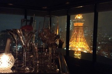 <p>Tokyo Tower glitters just next door to the Sky Lounge.</p>