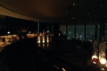 <p>The relaxing and romantic interior of the Sky Lounge is a perfect ending to a Tokyo day.</p>