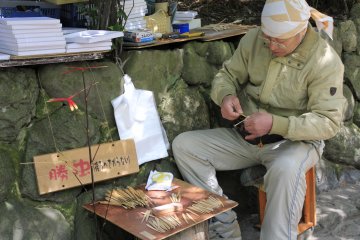 Pengrajin lokal sedang membuat berbagai macam benda dari bambu untuk dijual