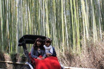 Bagi yang menggunakan becak manusia untuk berjalan-jalan, mereka juga menyediakan jasa fotografi