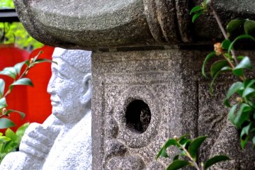 <p>Stone lantern and Buddhist statue</p>