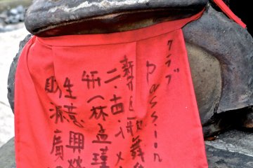 <p>Besides foxes, there are also frogs here at Toyokawa Inari&nbsp;Temple, Akasaka</p>