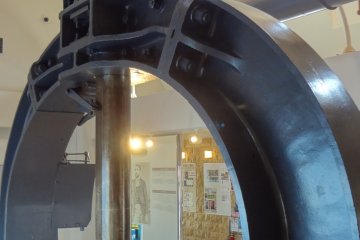 A huge steam hammer imported to Japan from France in 1866 is exhibited at the museum. Looking at this massive iron hammer, you can feel the tough and dynamic power of real iron works.